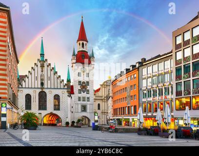 Arcobaleno sopra il Municipio della città Vecchia in Piazza Marienplatz a Monaco, Germania Foto Stock