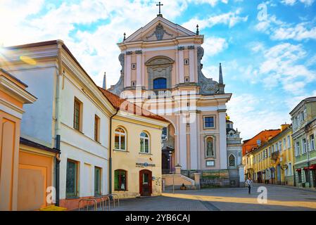 Vilnius, Lituania - 17 Giugno 2015: chiesa cattolica di Santa Teresa sulla strada cancelli di Alba nella parte storica della città vecchia di Vilnus. La Lituania. Foto Stock