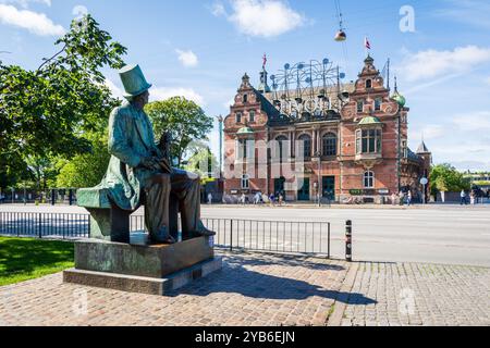 Statua dell'autore danese Hans Christian Andersen sulla piazza del municipio di fronte al castello di H.C. Andersen (castello di Tivoli) a Copenaghen, Danimarca. Foto Stock