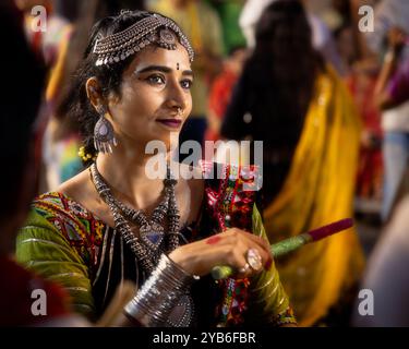 Donna che partecipa a una danza Garba tradizionale, Udaipur, Rajasthan, India Foto Stock