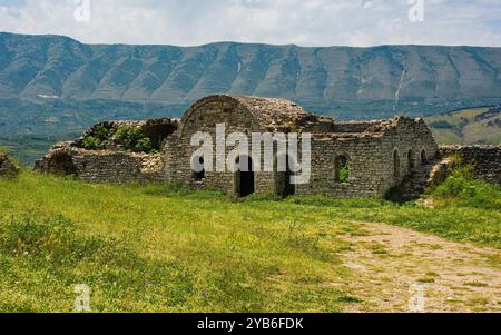 Un edificio con un tetto intatto a cupola all'interno della Cittadella fortificata del XIII secolo all'interno del Castello di Berat, nel sud dell'Albania. Patrimonio dell'umanità dell'UNESCO Foto Stock