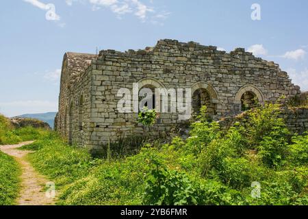 Un edificio con un tetto intatto a cupola all'interno della Cittadella fortificata del XIII secolo all'interno del Castello di Berat, nel sud dell'Albania. Patrimonio dell'umanità dell'UNESCO Foto Stock