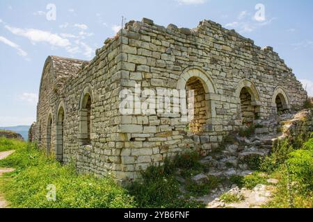 Un edificio con un tetto intatto a cupola all'interno della Cittadella fortificata del XIII secolo all'interno del Castello di Berat, nel sud dell'Albania. Patrimonio dell'umanità dell'UNESCO Foto Stock