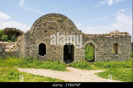 Un edificio con un tetto intatto a cupola all'interno della Cittadella fortificata del XIII secolo all'interno del Castello di Berat, nel sud dell'Albania. Patrimonio dell'umanità dell'UNESCO Foto Stock