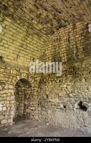 All'interno dell'edificio con un tetto intatto a cupola all'interno della cittadella fortificata del XIII secolo all'interno del Castello di Berat, nel sud dell'Albania. Patrimonio dell'umanità dell'UNESCO Foto Stock