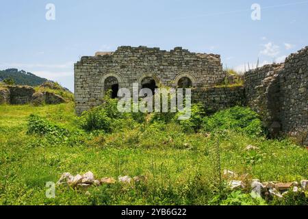 Vista laterale di un edificio con un tetto parzialmente intatto a cupola all'interno della Cittadella fortificata del XIII secolo all'interno del Castello di Berat, Albania meridionale. Patrimonio dell'umanità dell'UNESCO Foto Stock