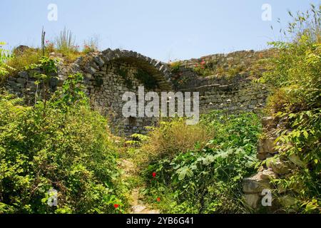 Rovine delle mura della Cittadella del XIII secolo all'interno del Castello di Berat, Albania meridionale. Una miscela di architettura bizantina, ottomana e medievale. Patrimonio dell'umanità dell'UNESCO Foto Stock