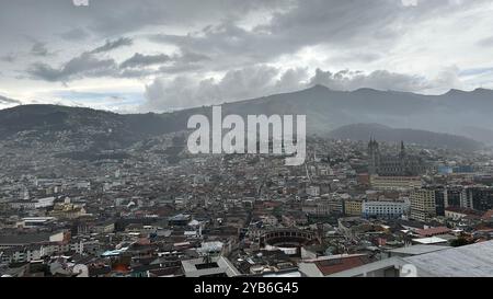 Vista della parte settentrionale di Quito, la capitale dell'Ecuador, che si estende come una lingua tra le catene montuose e riempie persino le colline. Foto Stock