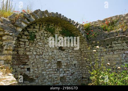 Rovine delle mura della Cittadella del XIII secolo all'interno del Castello di Berat, Albania meridionale. Una miscela di architettura bizantina, ottomana e medievale. Patrimonio dell'umanità dell'UNESCO Foto Stock