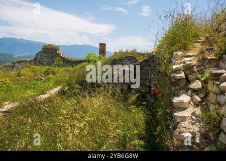 Rovine delle mura fortificate della Cittadella del XIII secolo all'interno del Castello di Berat, Albania meridionale. Minareto della Moschea Rossa sullo sfondo. Patrimonio dell'umanità dell'UNESCO Foto Stock