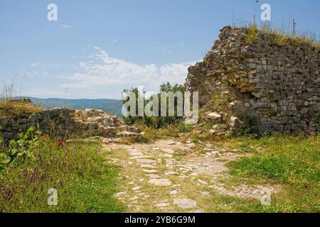 Rovine delle mura della Cittadella del XIII secolo all'interno del Castello di Berat, Albania meridionale. Una miscela di architettura bizantina, ottomana e medievale. Patrimonio dell'umanità dell'UNESCO Foto Stock