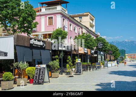 Berat, Albania - 1 giugno 2024. Bulevardi Republika, una strada costeggiata da bar e ristoranti, nel quartiere Mangalem di Berat. Un importante centro turistico Foto Stock