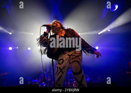 Il cantautore, cantante e musicista inglese Barns Courtney si esibisce dal vivo all'Huxleys Neue Welt di Berlino per il Grand Union Tour. Foto Stock