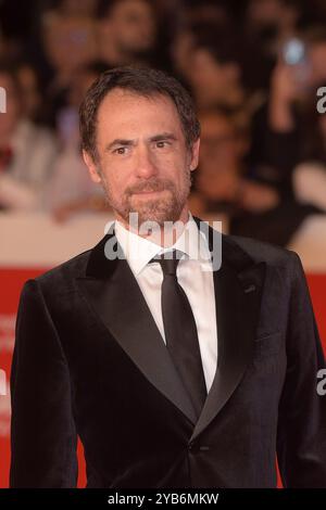 Italia, Roma, 16 ottobre 2024 - Roma 19° Festival del Cinema nella foto: Elio Germano partecipa al Red carpet del film 'Berlinguer - LA grande ambizione' alla 19° edizione del Festival del Cinema di Roma Photo © Fabio Mazzarella/sintesi/Alamy Live News Foto Stock