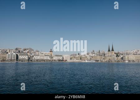 Lucerna, Svizzera, nevosa d'inverno. Il lago di Lucerna e il monte Rigi sono visibili sullo sfondo. Foto Stock