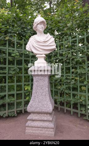 La RUSSIA; SAN PIETROBURGO - luglio 5 - La scultura "Alessandro il Macedone' nel giardino estivo Il 5 luglio; 2015 a San Pietroburgo Foto Stock