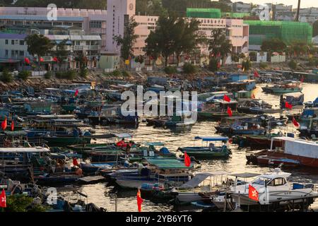 Cheung Chau, Hong Kong - 4 ottobre 2024: Le tradizionali barche da pesca sono ancorate nel porto di pesca dell'isola di Cheung Chau a Hong Kong al sole Foto Stock