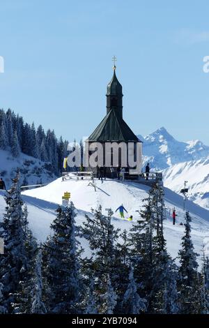 Cappella sul monte Wallberg, Baviera, Germania, in inverno Foto Stock