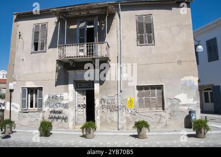 Edificio abbandonato di fronte alla sinagoga di Larnaca con le parole Palestina libera scritte sulle pareti Foto Stock