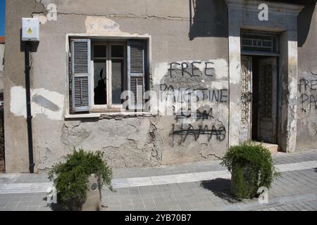 Edificio abbandonato di fronte alla sinagoga di Larnaca con le parole Palestina libera scritte sulle pareti Foto Stock