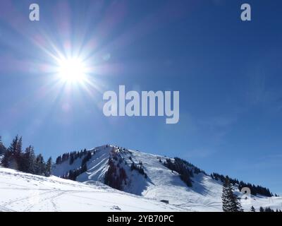 Escursioni in montagna sul monte Setzberg, Baviera, Germania, in inverno Foto Stock