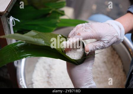 Zongzi (gnocchi di riso o gnocchi di riso appiccicosi). Cibo tradizionale cinese al Dragon Boat Festival Foto Stock