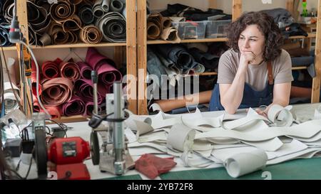 Donna conciatrice al lavoro in officina. Foto Stock