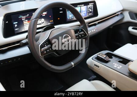 Shanghai, Cina-ottobre 30° 2022: Interno dell'auto elettrica Nissan e logo aziendale sul volante Foto Stock