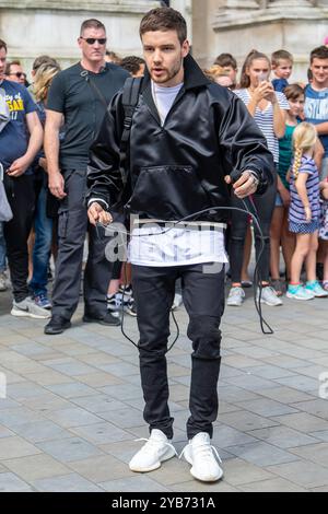 One Directions Liam Payne Films a Music Video in Trafalgar Square di Londra nel 2017. Foto Stock