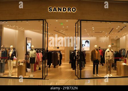 Shanghai, Cina-dic. 18° 2022: Parte anteriore del negozio di abbigliamento SANDRO con il logo del marchio. Foto Stock