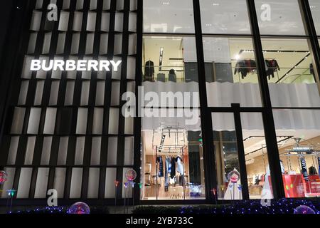 Shanghai, Cina - 11 dicembre 2022: Facciata del grande flagship store Burberry di notte. Azienda britannica di moda di lusso Foto Stock