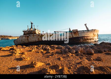 "L'EDRO III si arenò al largo di Pegeia l'8 ottobre 2011 in mare pesante, durante un viaggio a Rodi, da Limassol. Paphos, Cipro. Foto Stock