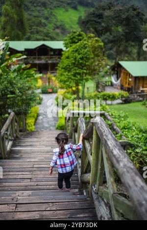 Ragazza che cammina giù per le scale di legno di un hotel di montagna in Colombia Foto Stock