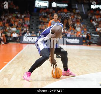 Semi Ojeleye del Valencia Basket in azione Foto Stock