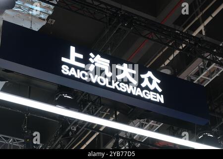 Shanghai, Cina - 22 aprile 2023: Primo piano SAIC Volkswagen Automotive marchio logo. Joint venture tra Volkswagen Group e SAIC Motor. Foto Stock