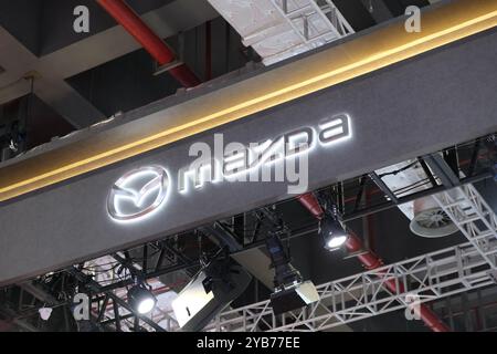 Shanghai, Cina - 22 aprile 2023: Primo piano del logo del marchio Mazda Motor Corporation Foto Stock