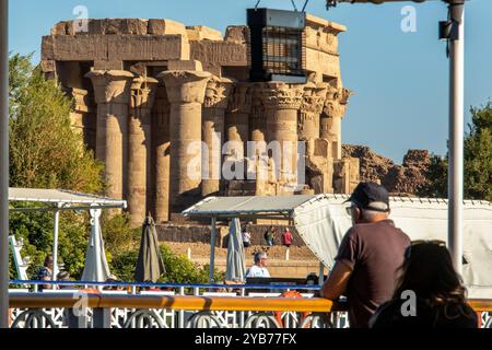 Kom Ombo, Egitto; 17 gennaio 2024: La meraviglia del Nilo, il tempio di Kom Ombo, visto dal comfort della nostra crociera di lusso. Ammira il tempio Foto Stock