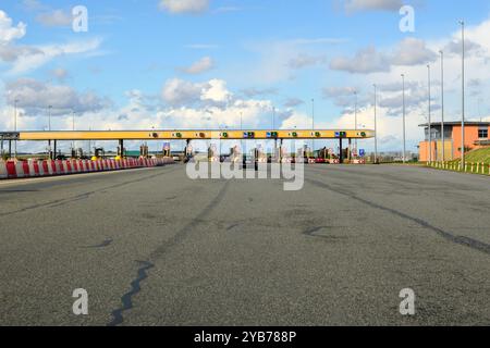 Pruszcz Gdanski, Polonia - 17 settembre 2022: Il punto di controllo dei pedaggi a pagamento. Caselli dell'autostrada A1 in Polonia Foto Stock