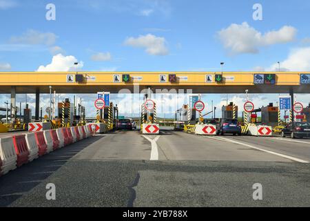 Pruszcz Gdanski, Polonia - 17 settembre 2022: Il punto di controllo dei pedaggi a pagamento. Caselli dell'autostrada A1 in Polonia Foto Stock