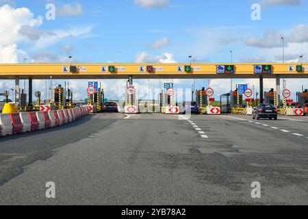 Pruszcz Gdanski, Polonia - 17 settembre 2022: Il punto di controllo dei pedaggi a pagamento. Caselli dell'autostrada A1 in Polonia Foto Stock