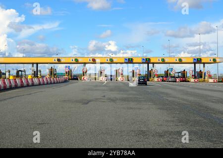 Pruszcz Gdanski, Polonia - 17 settembre 2022: Il punto di controllo dei pedaggi a pagamento. Caselli dell'autostrada A1 in Polonia Foto Stock