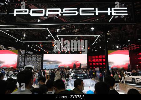 Shanghai, Cina - 22 aprile 2023: Stand Porsche alla fiera dell'automobile di Shanghai (Shanghai International Automobile Industry Exhibition) Foto Stock