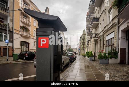 Il parcheggio in Poznan Street, Polonia, è facile da usare Foto Stock