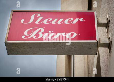 Schild Steuerbüro im Kölner Stadtteil Nippes *** Ufficio delle imposte di cartello nel distretto di Colonia di Nippes Nordrhein-Westfalen Deutschland, Germania GMS17842 Foto Stock