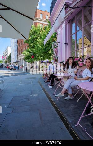 Londra - 06 15 2022: Clienti asiatici seduti ai tavoli in un caffè in Elizabeth St Foto Stock