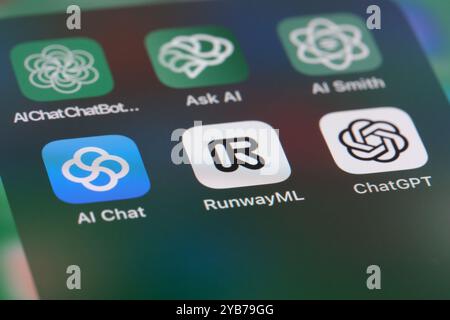 RunwayML (app video ai di Runway Company), OpenAI ChatGPT e altro software applicativo IA sullo schermo. Foto Stock