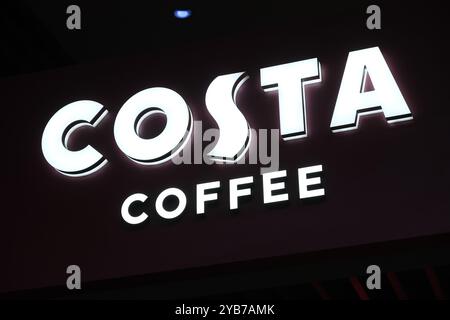 Shanghai, Cina - 5 febbraio 2023: Primo piano del logo del marchio del coffee store Costa. Marchio di caffè britannico Foto Stock