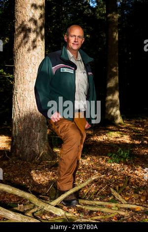 Buchholz, Germania. 17 ottobre 2024. Chris Freise, direttore delle foreste statali Schleswig-Holstein, si trova nella foresta. La stagione della raccolta del faggio è iniziata nello Schleswig-Holstein. Crediti: Frank Molter/dpa/Alamy Live News Foto Stock