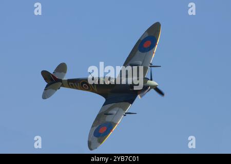 Supermarine Spitfire MK Vc in volo nei colori dello Squadrone RAF 310 (ceco) Foto Stock