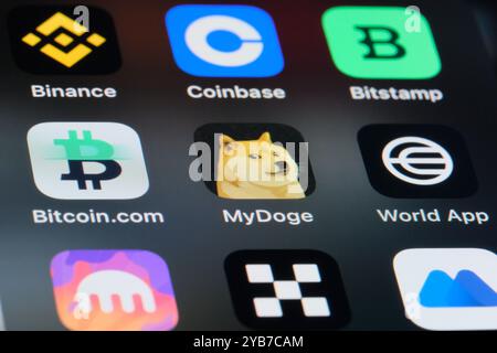Icone delle app Dogecoin, Bitcoin, World App (Worldcoin) e piattaforma di scambio criptovaluta Foto Stock